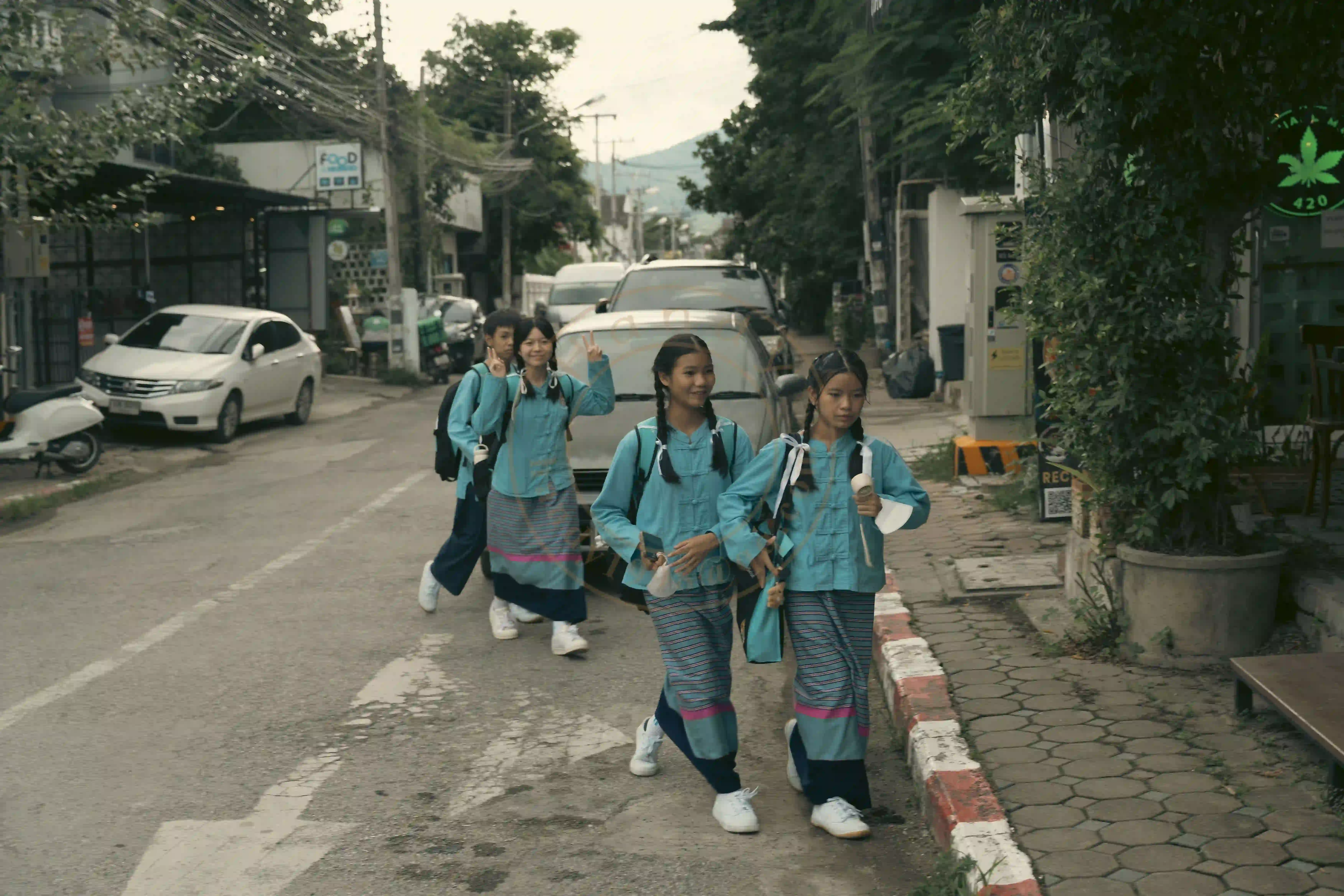 <h2 class='text-xl text-white'></h2>