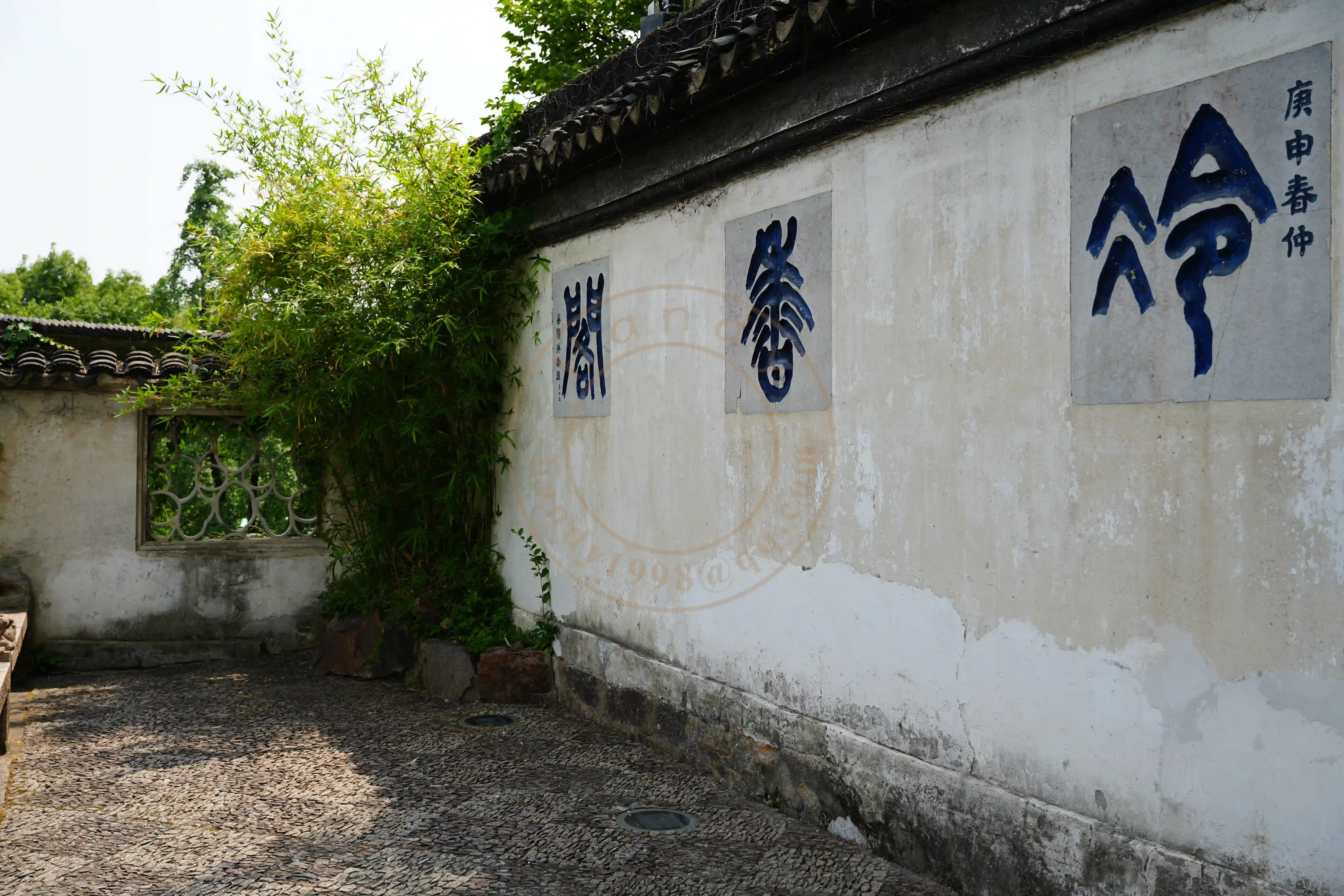 <h2 class='text-xl text-white'></h2>