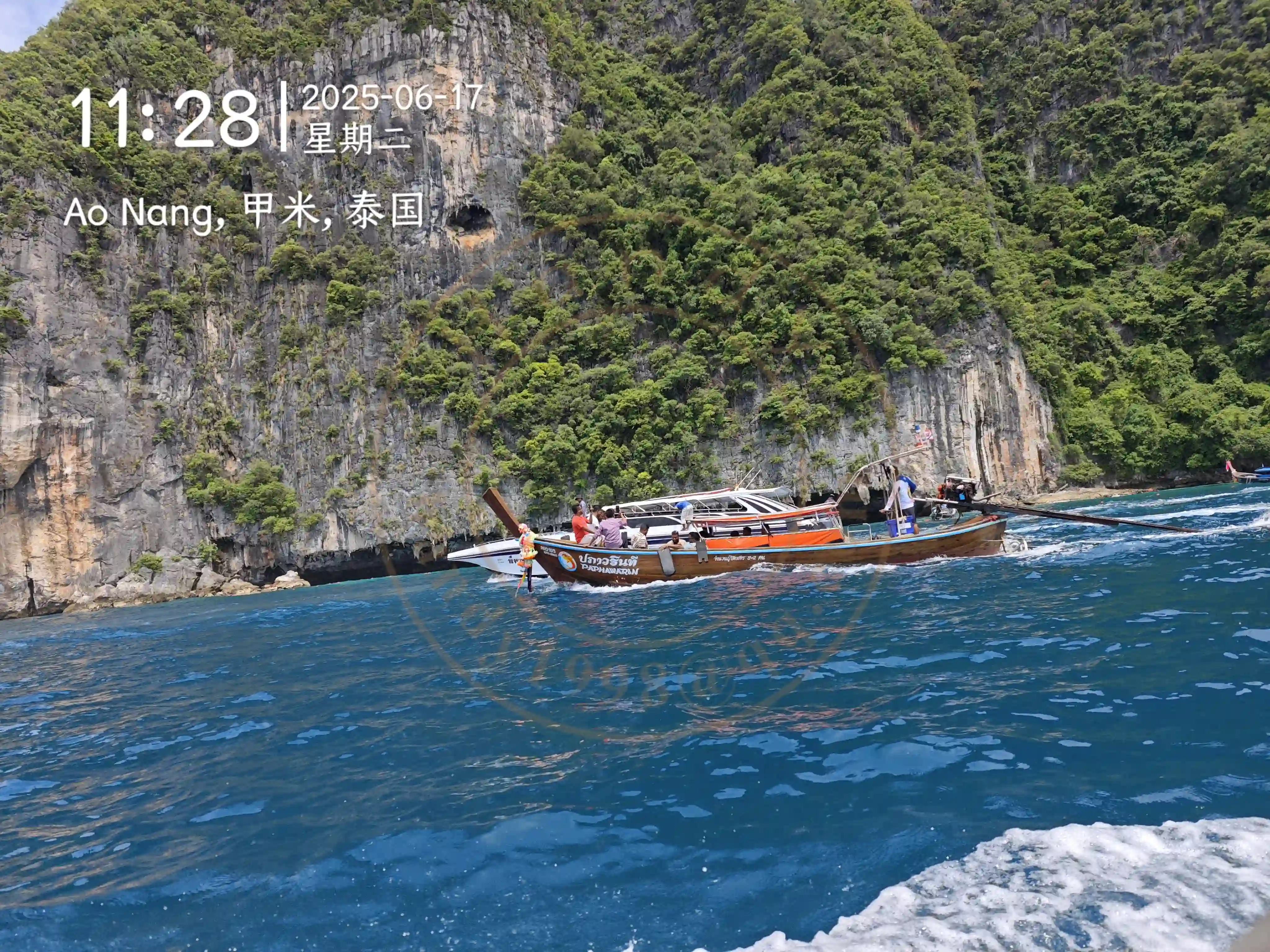 <h2 class='text-xl text-white'></h2>