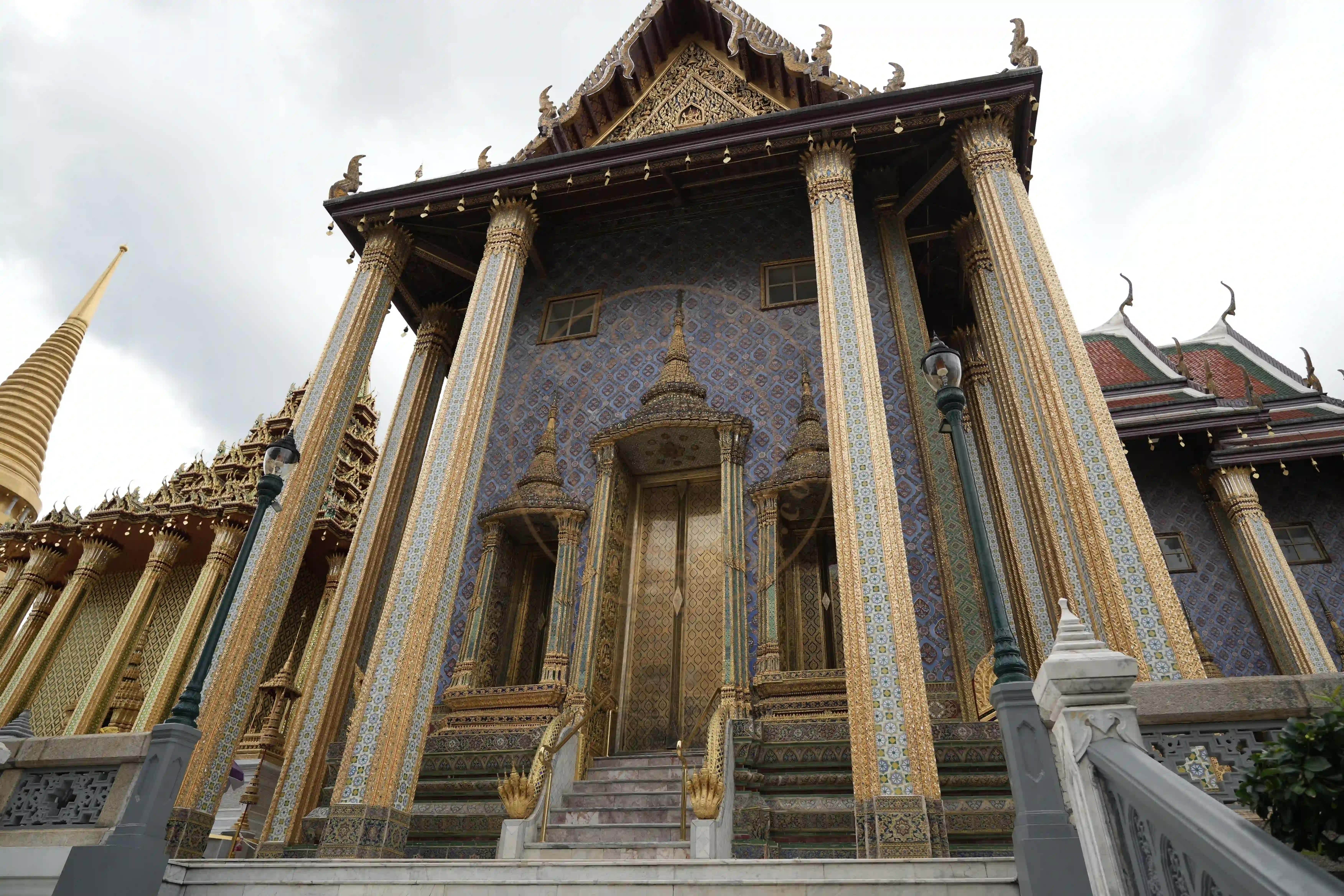 <h2 class='text-xl text-white'></h2>