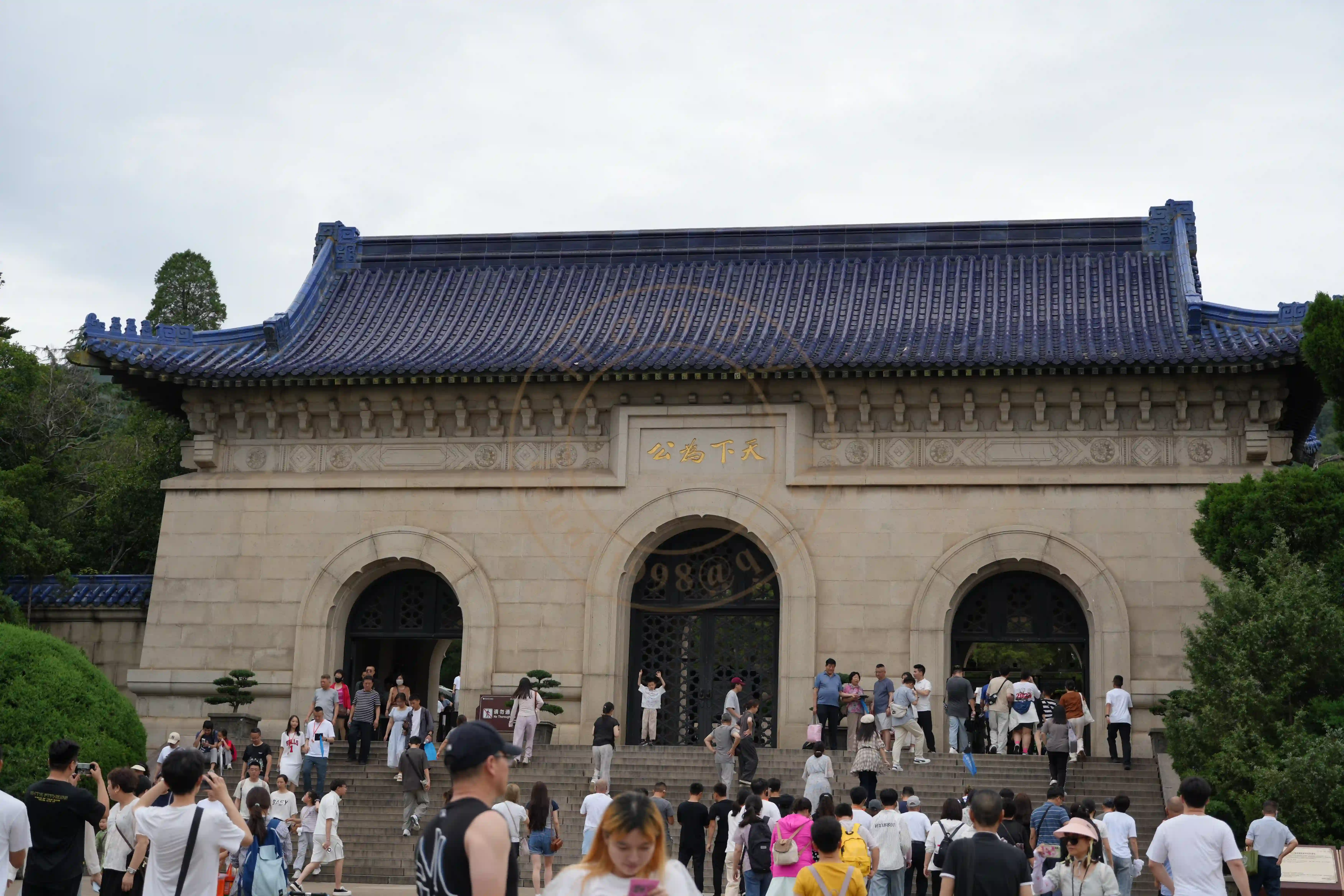 <h2 class='text-xl text-white'></h2>