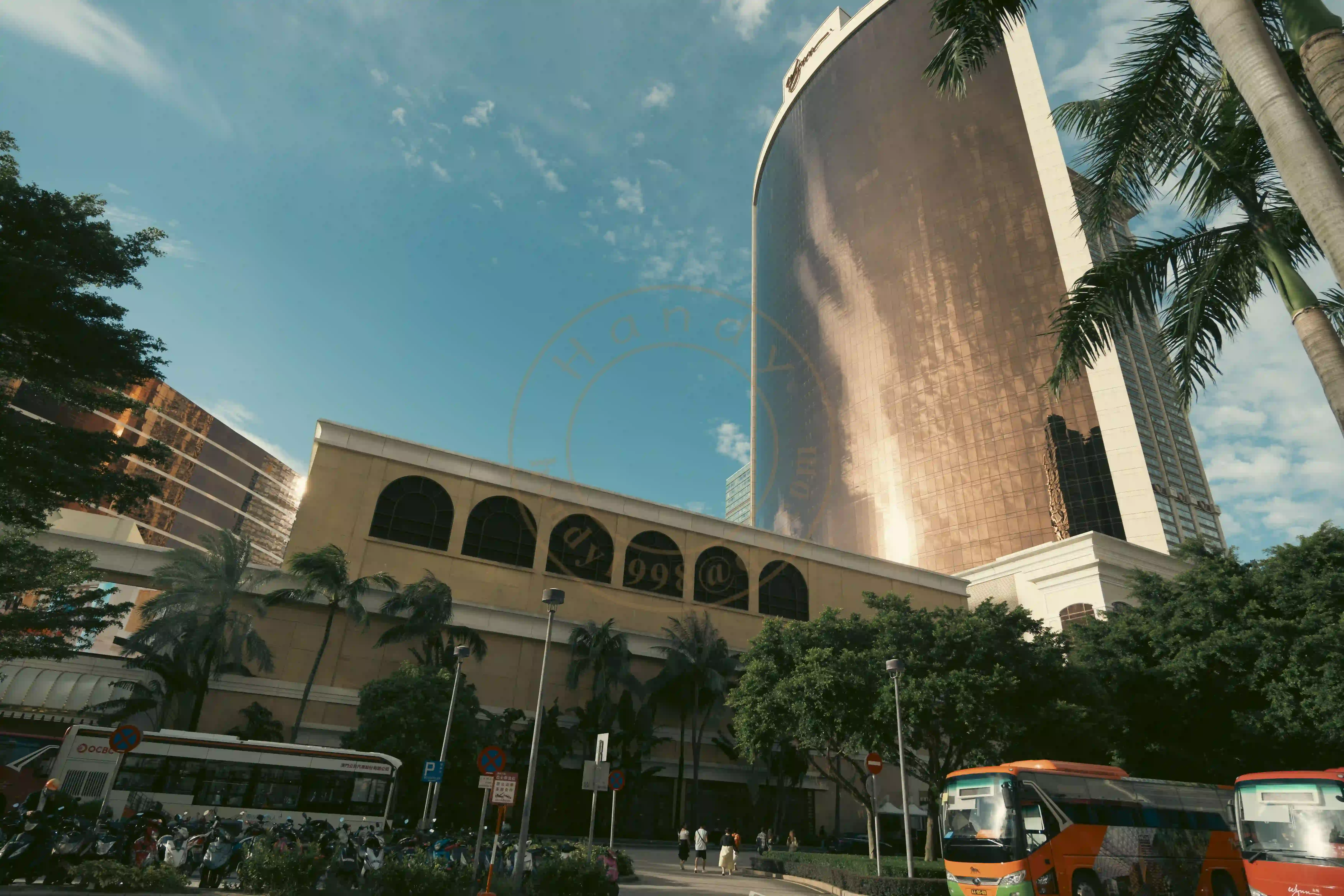 <h2 class='text-xl text-white'></h2>