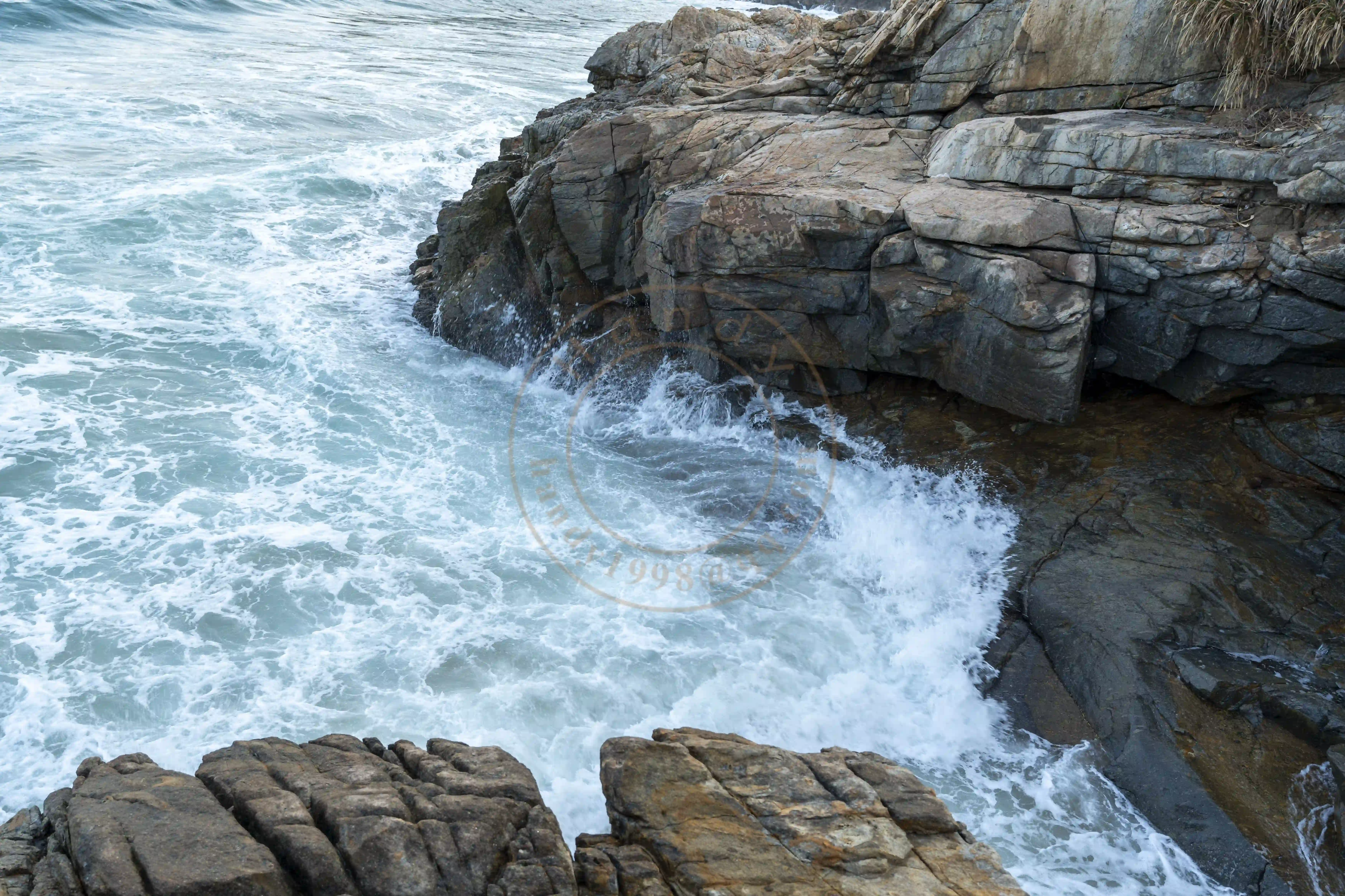 <h2 class='text-xl text-white'></h2>