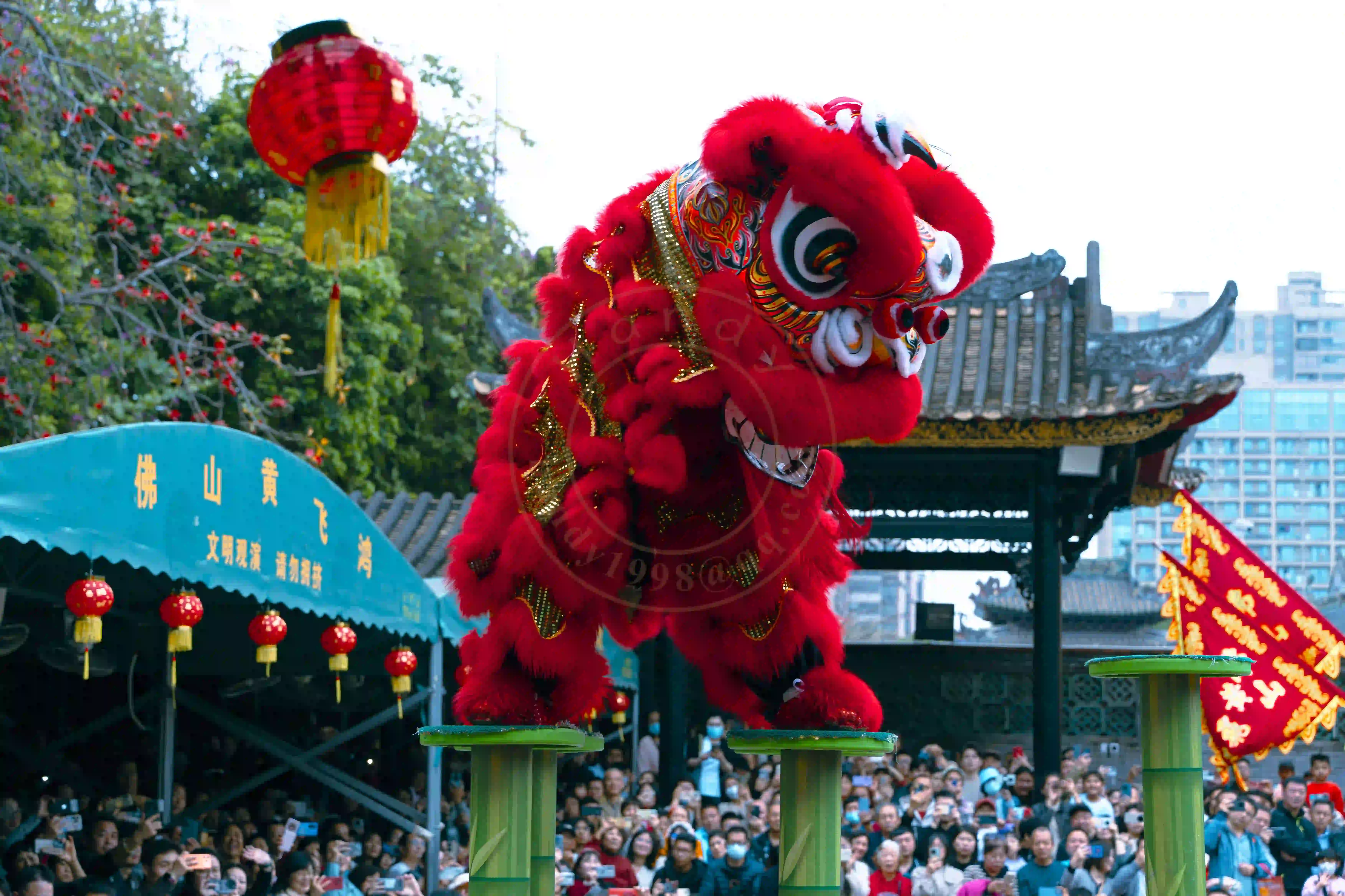 <h2 class='text-xl text-white'></h2>