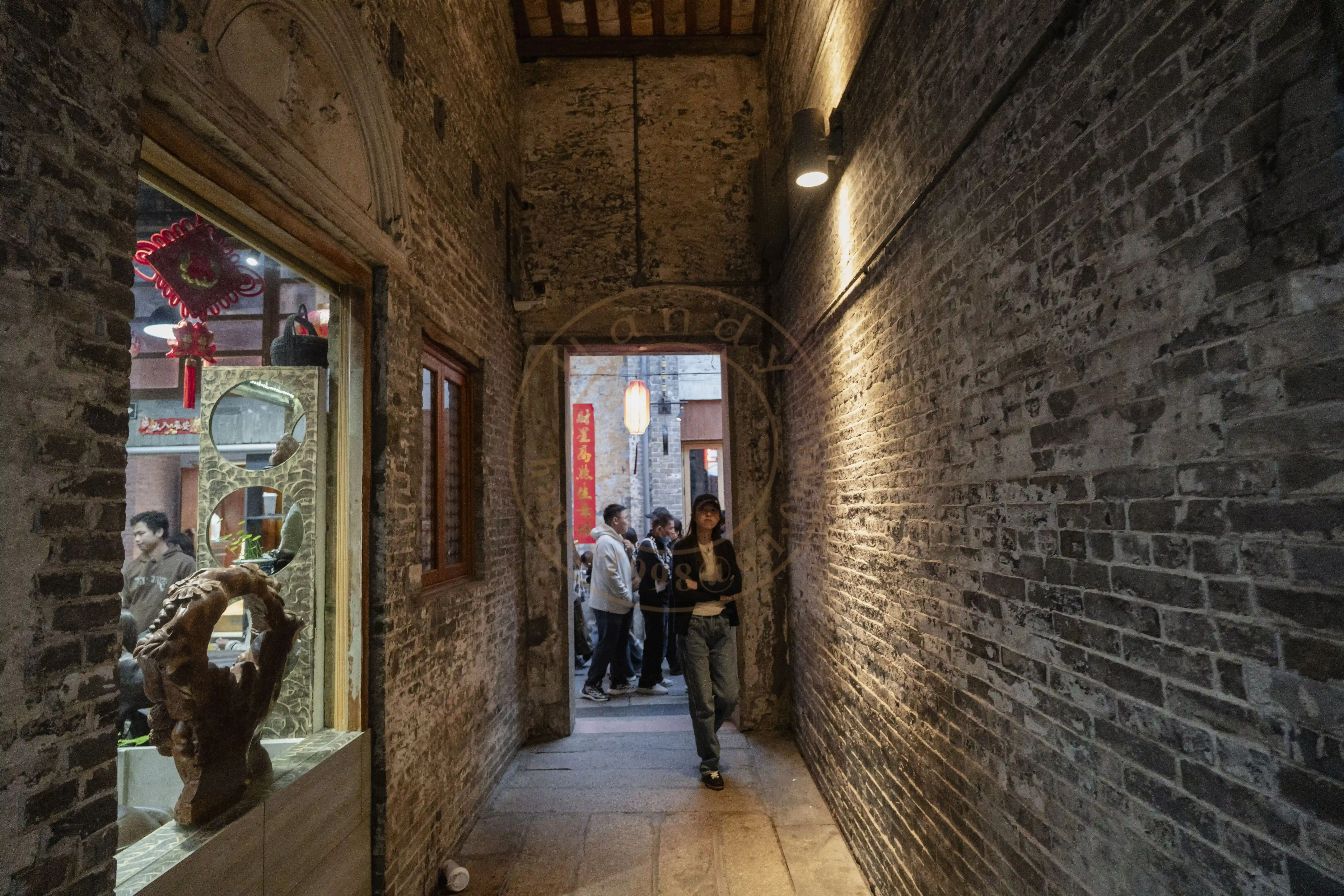 <h2 class='text-xl text-white'></h2>