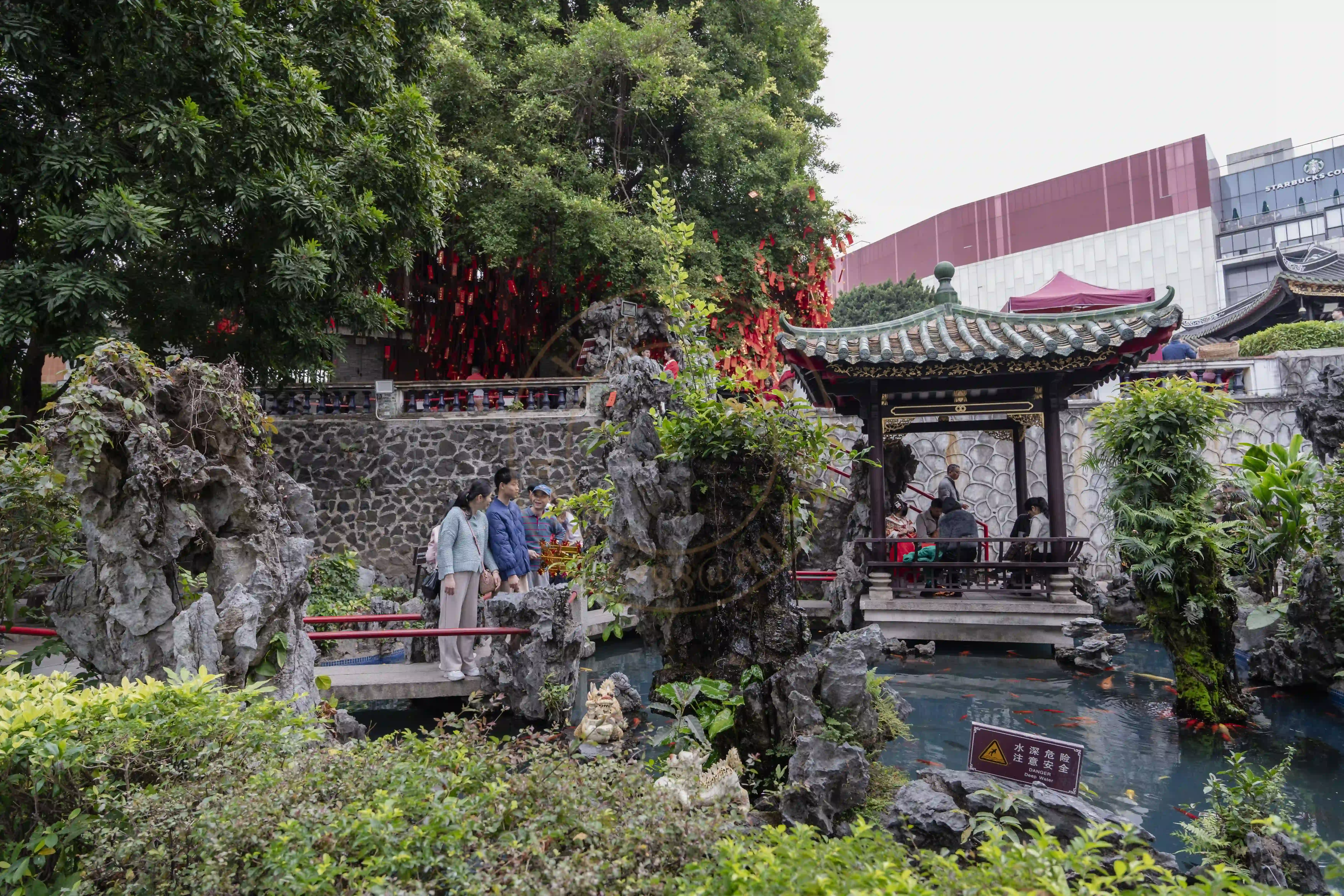 <h2 class='text-xl text-white'></h2>