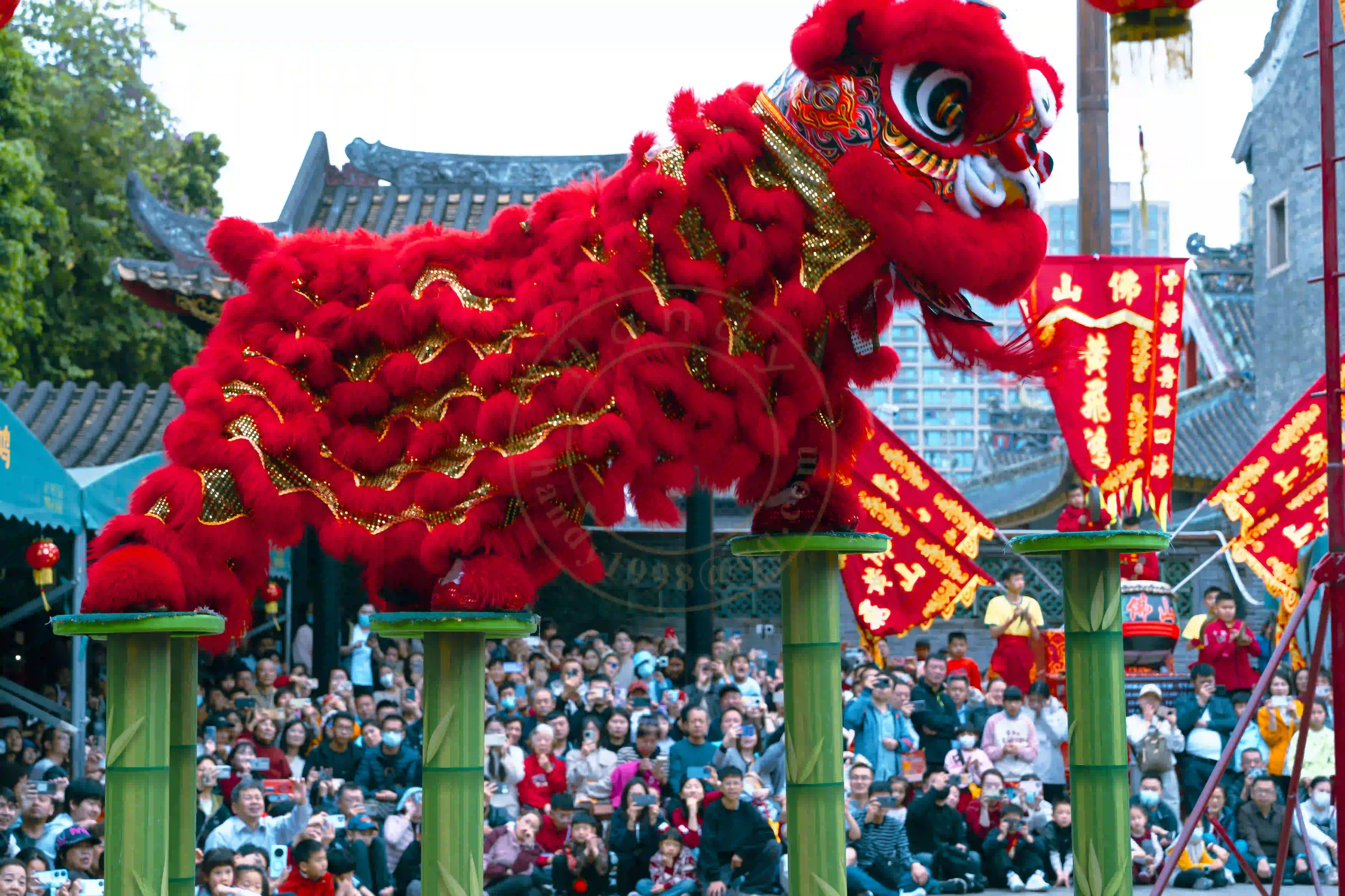 <h2 class='text-xl text-white'></h2>