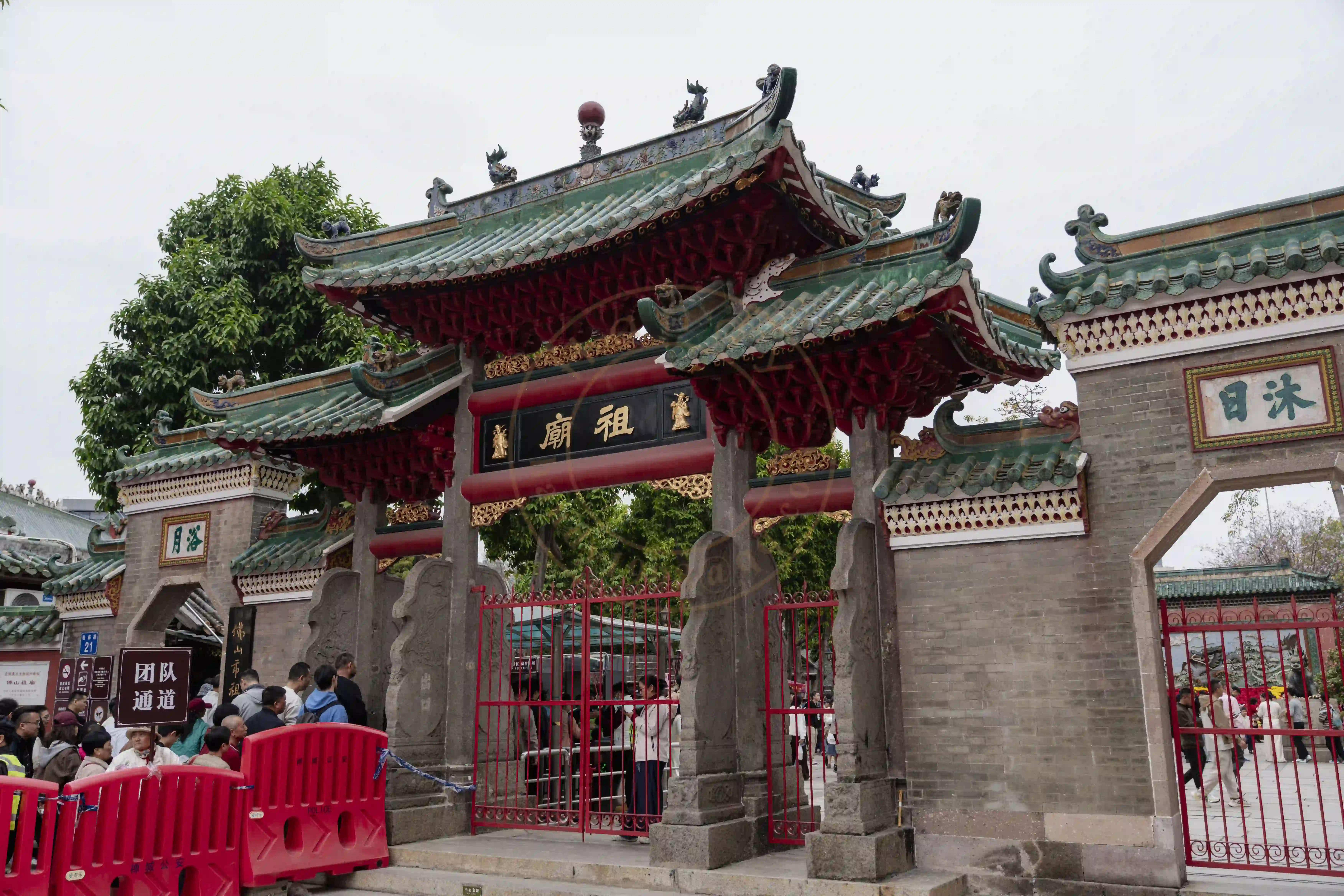 <h2 class='text-xl text-white'></h2>