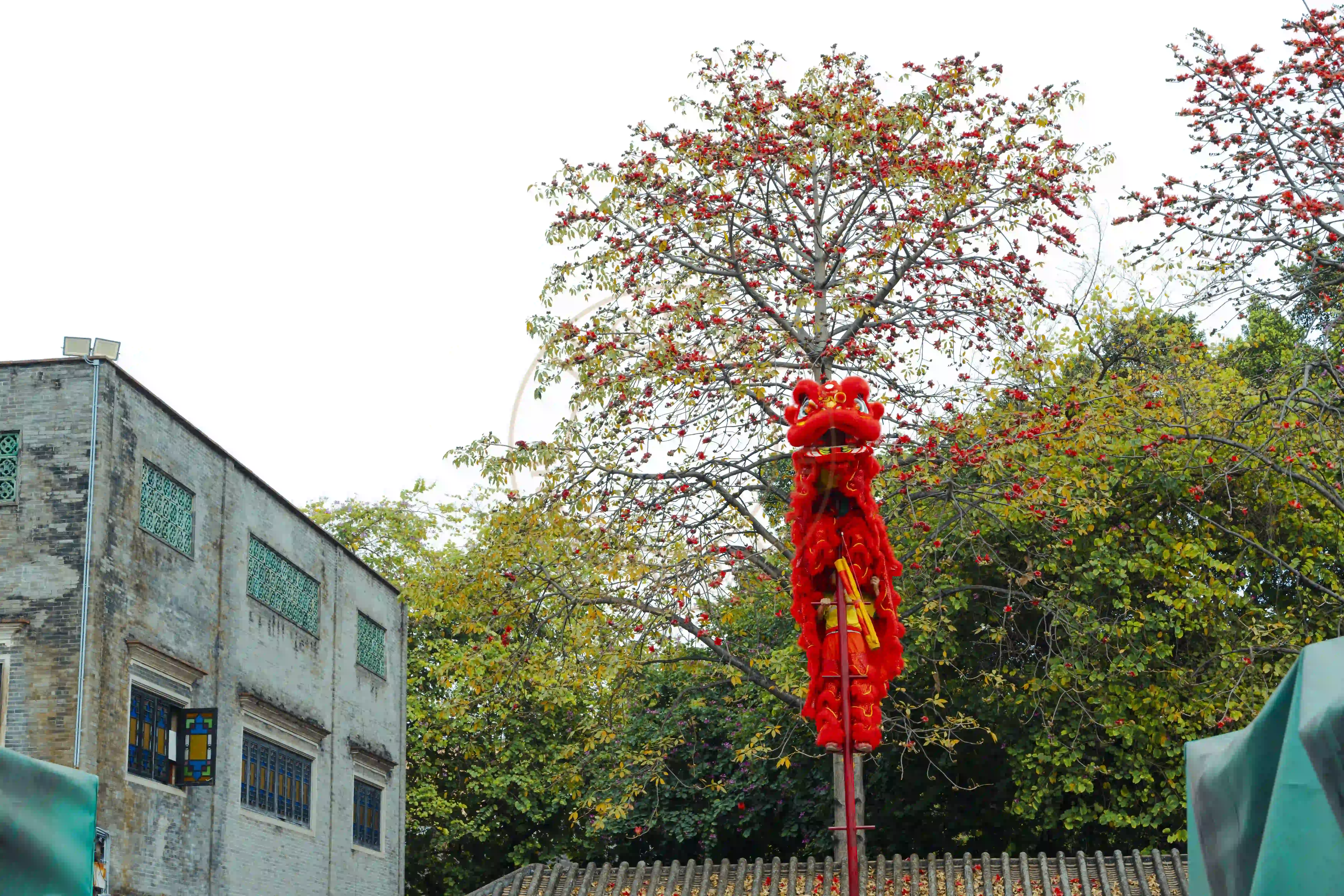 <h2 class='text-xl text-white'></h2>