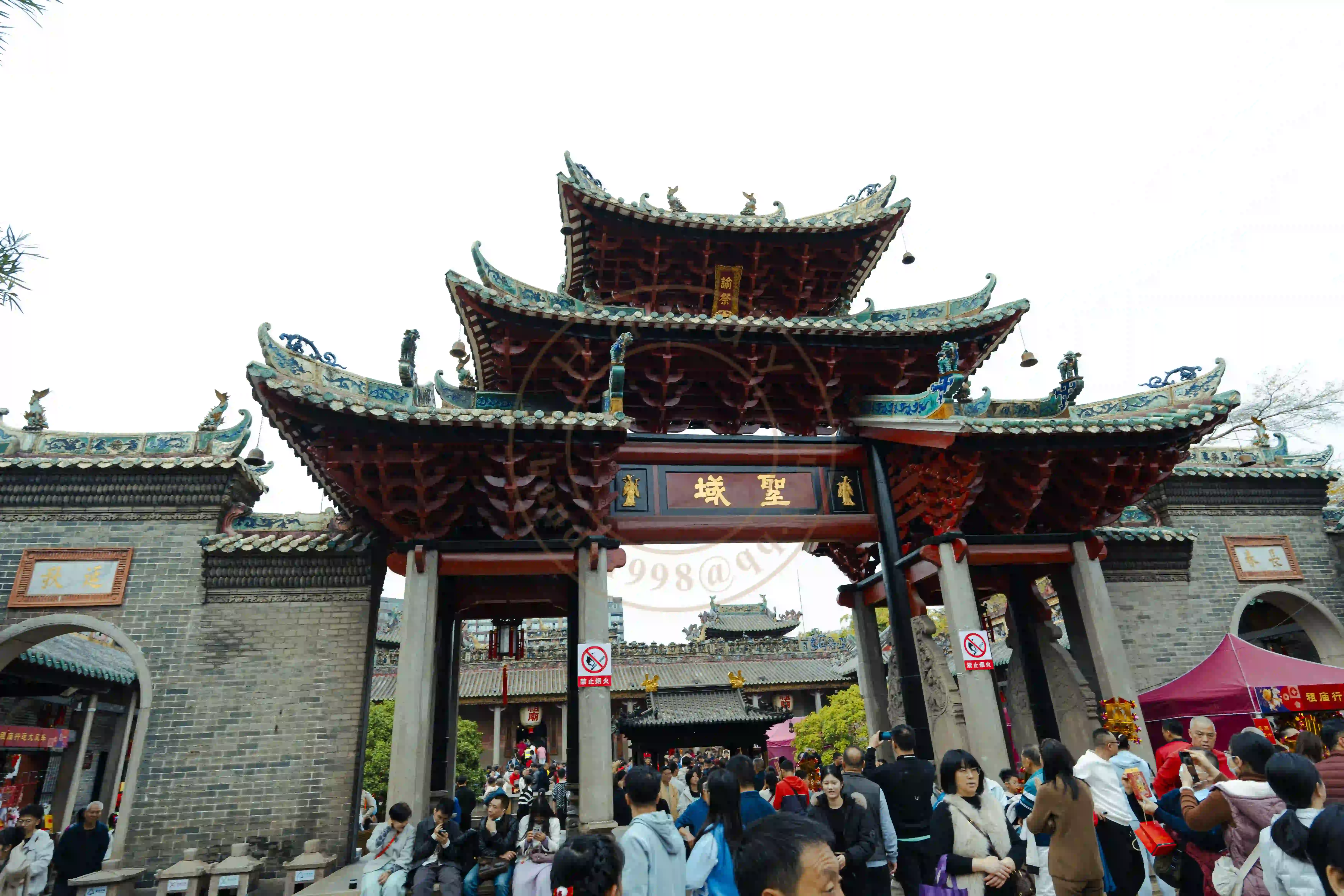 <h2 class='text-xl text-white'></h2>