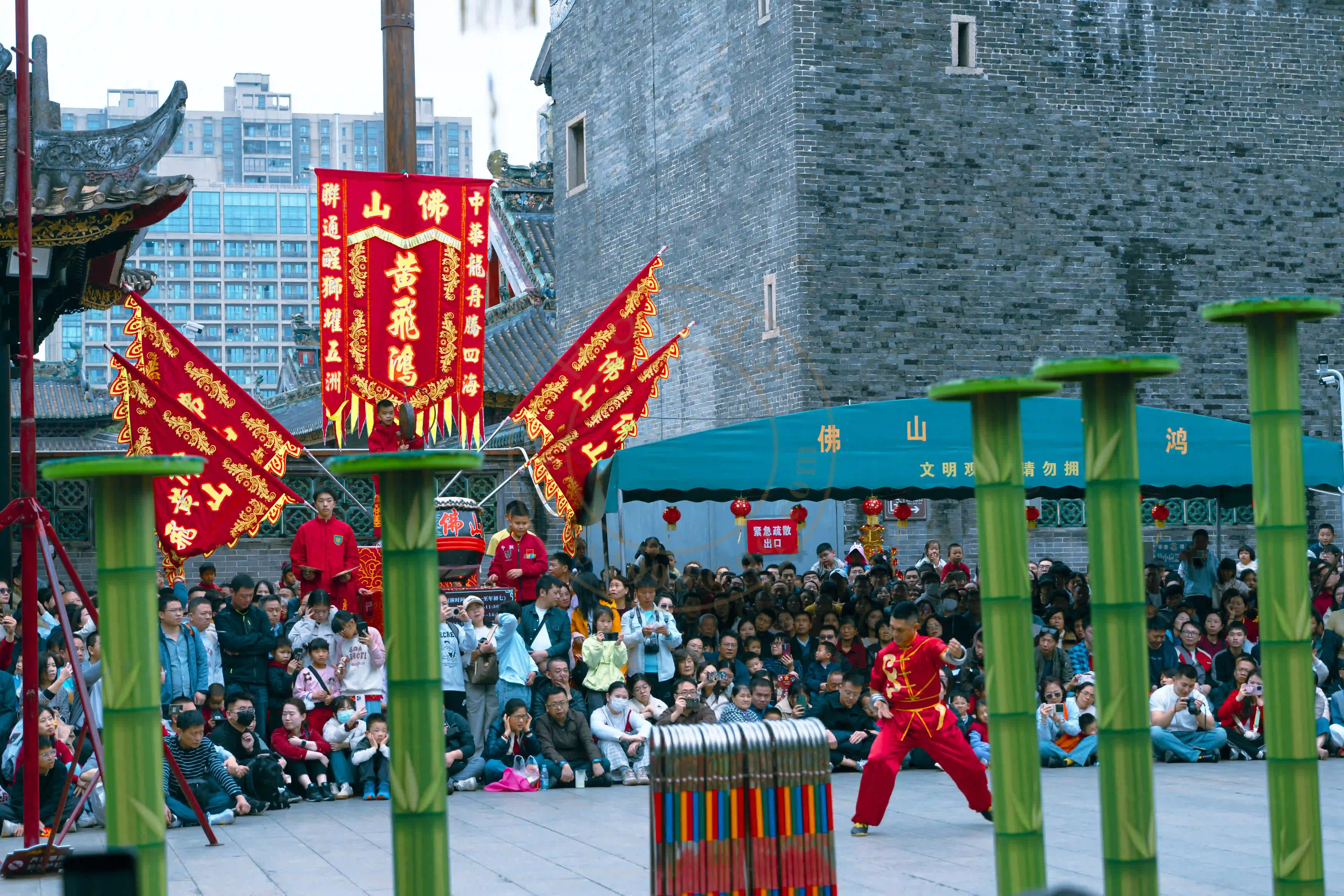 <h2 class='text-xl text-white'></h2>