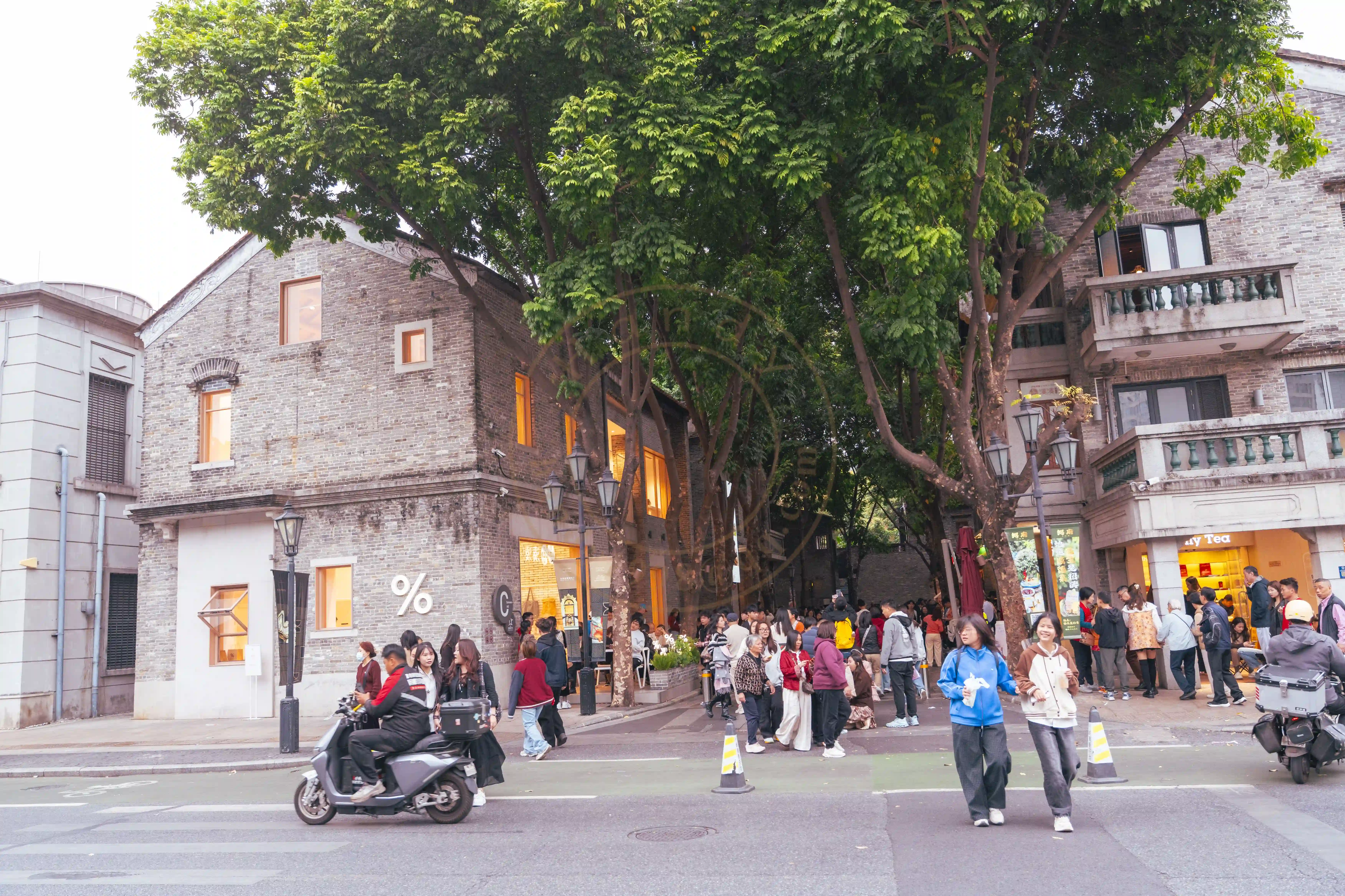 <h2 class='text-xl text-white'></h2>