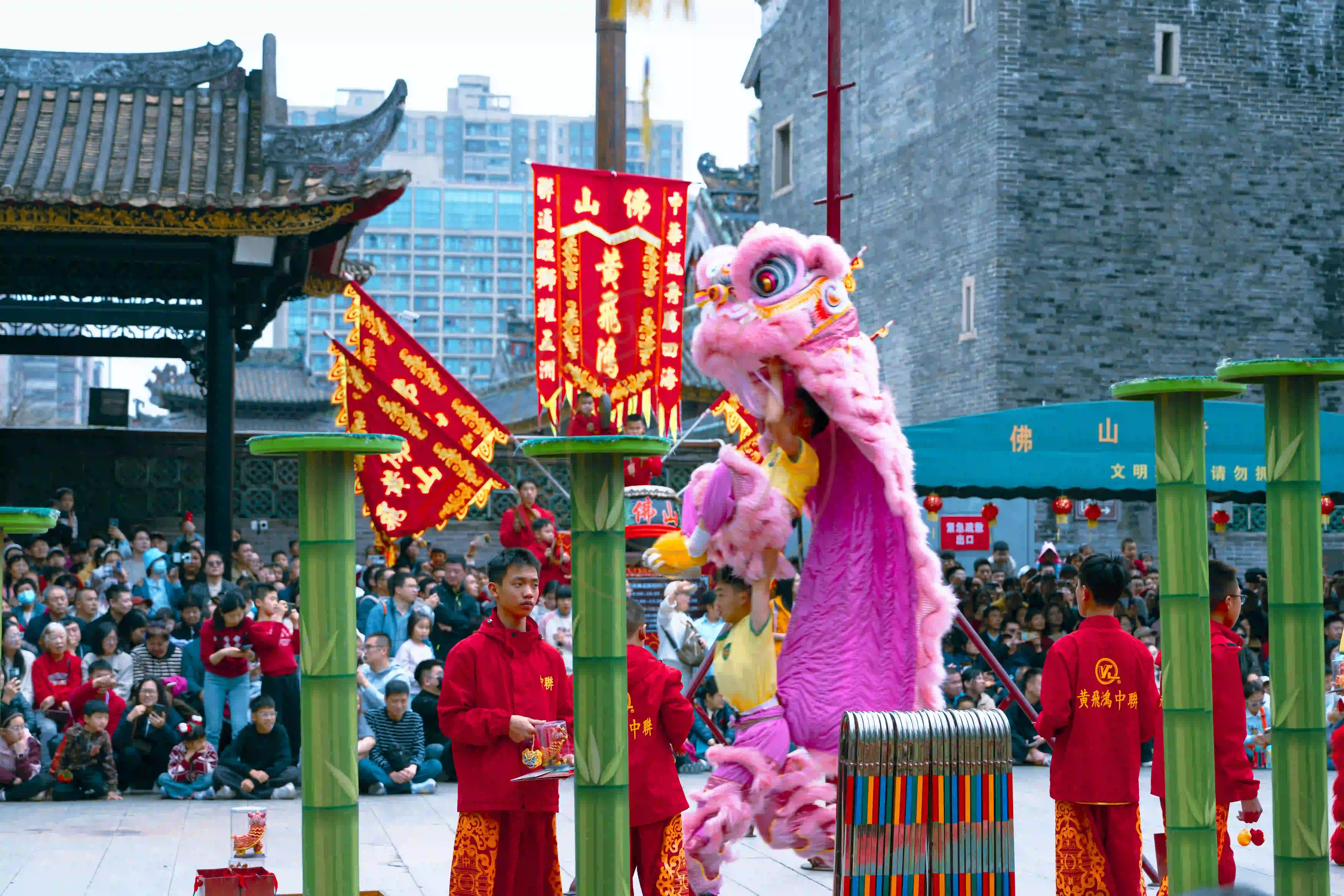 <h2 class='text-xl text-white'></h2>