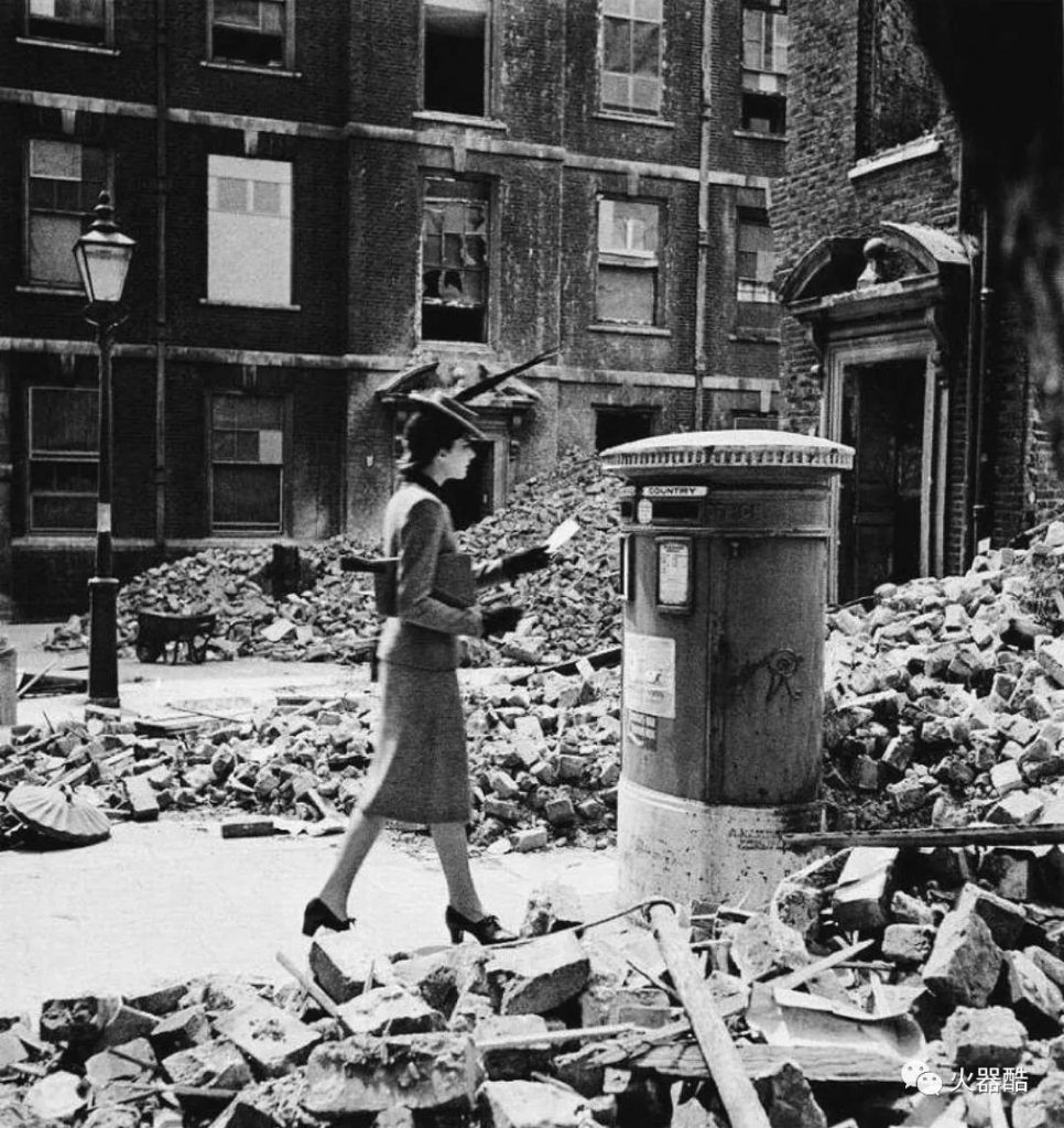 1940年，在德军轰炸考文垂后， 一位优雅的女士踩着废墟， 前往邮桶寄一封不知何时能被收到的信