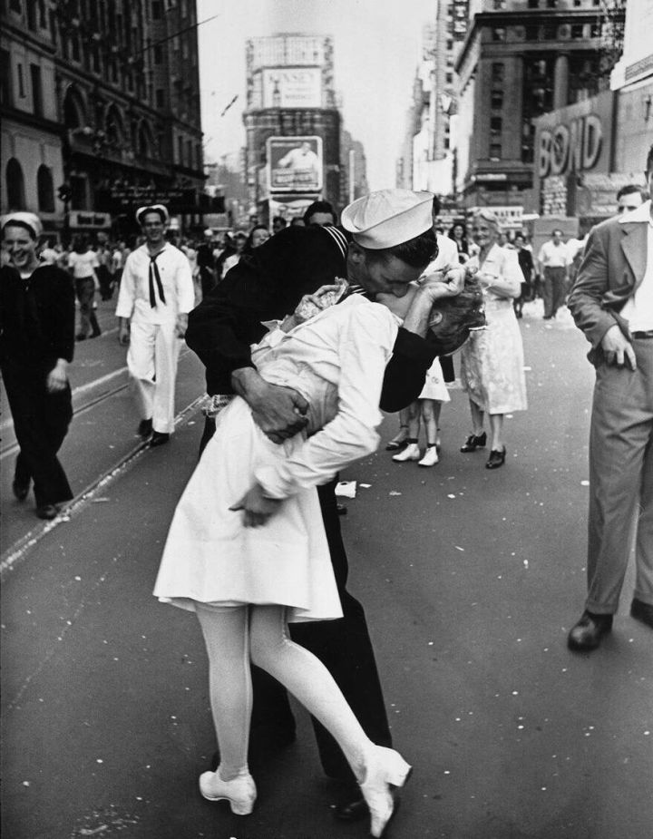 1945年8月14日，纽约时代广场的“胜利之吻”，日本宣布投降，纽约民众在街头庆祝胜利。一位水兵在时代广场的欢庆活动，亲吻了身旁的一位女护士
